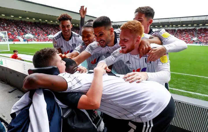 Los jugadores del Fulham festejaron con un chico de 13 años que había sufrido bullyng en las redes. Foto: @SpheraSports