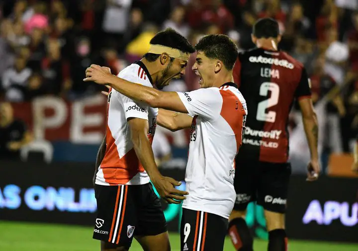 Robert Rojas festeja su gol con Julián Alvarez. El paraguayo volvió a la titularidad tras una lesión y jugó un muy buen partido
