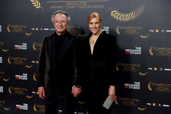Oscar Martínez y su mujer Marina Borenztein, en la premiere de "Competencia oficial" en los cines Capitol de Madrid. Foto EFE / Javier Lizón.