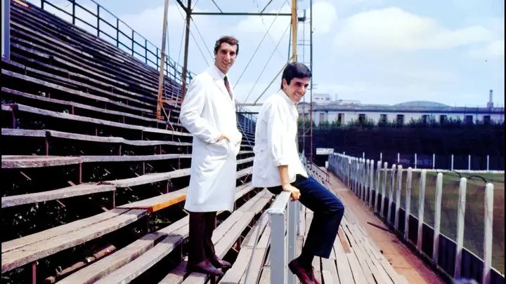 Bilardo y Raúl Madero en la canch. Los dos médicos y jugadores de Estudiantes de La Plata.
o