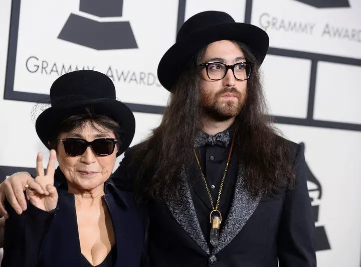 Yoko Ono y su hijo Sean Lennon en los GRammy de 2014. (AP)