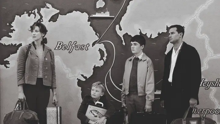 ¿Emigrar o quedarse? Todos los intérpretes principales son irlandeses, la mayoría nacidos en Belfast. Foto UIP