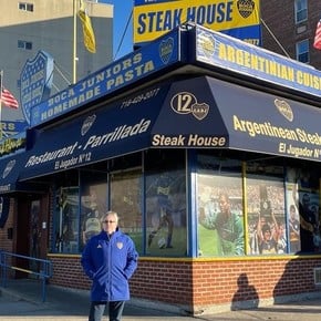 El carnicero que vendió su Peugeot 404 para viajar a Nueva York y hoy sorprende con el restaurante Boca Juniors en Queens