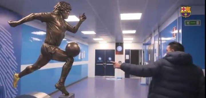 El sorprendente error que encontró Xavi en la estatua de Maradona. Créditos: Barcelona