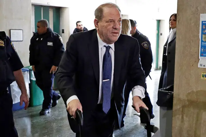 Weinstein, ingresando a la corte en Nueva York en 2020. Foto AP.