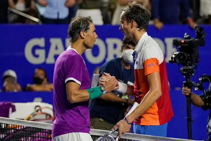 Rafael Nadal y Daniil Medvedev saludándose una vez terminado el partido (Foto: AP).