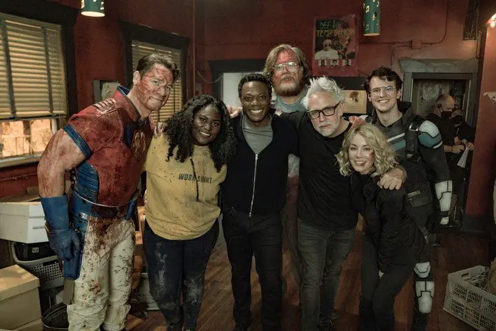 Gunn con todo el elenco de "Peacemaker", incluida Jennifer Holland (Harcourt), su pareja. Foto HBO Max