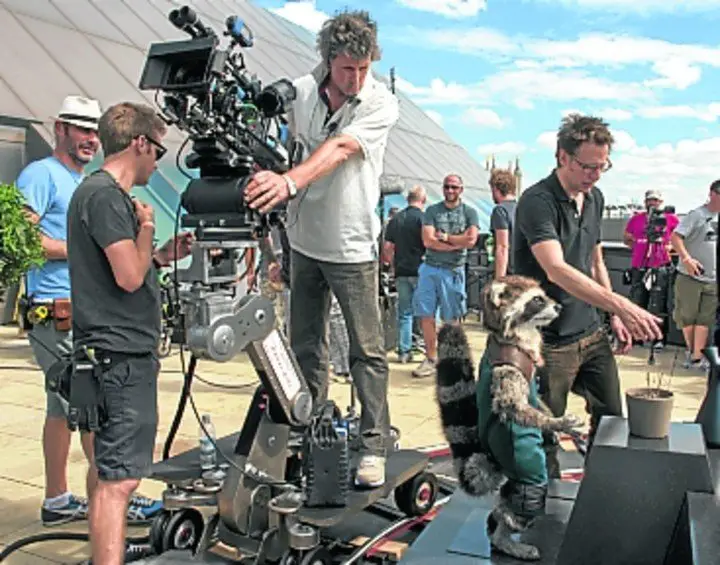 James Gunn junto al mapache al que Bradley Cooper le presta su voz. Foto Marvel