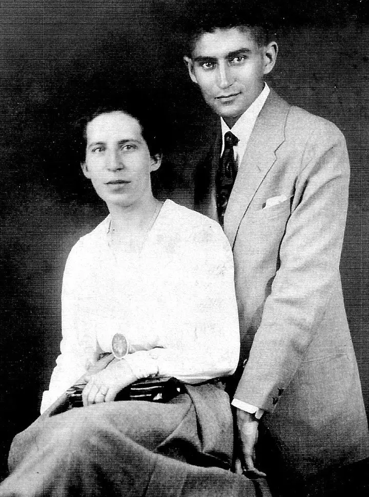 Franz Kafka junto a su novia Felice Bauer.