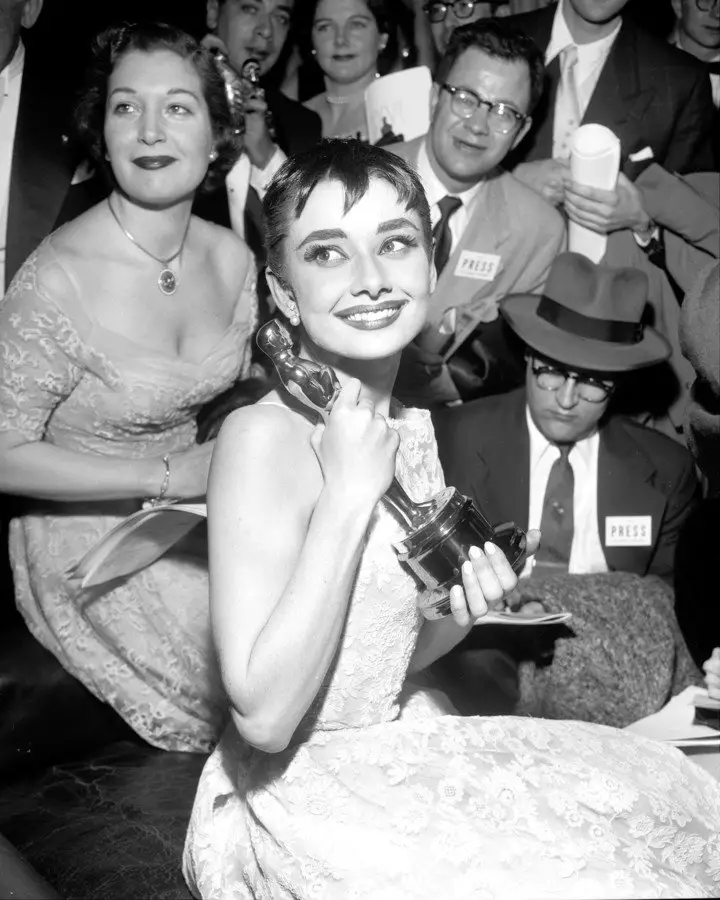 Audrey Hepburn con su Oscar, que recibió en 1954. Foto John Peodincuk/NY Daily News Archive