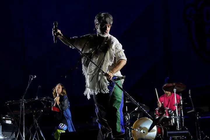 Adrián Dargelos, el cantante de Babasónicos, en una performance hipnótica. Foto Martín Bonetto