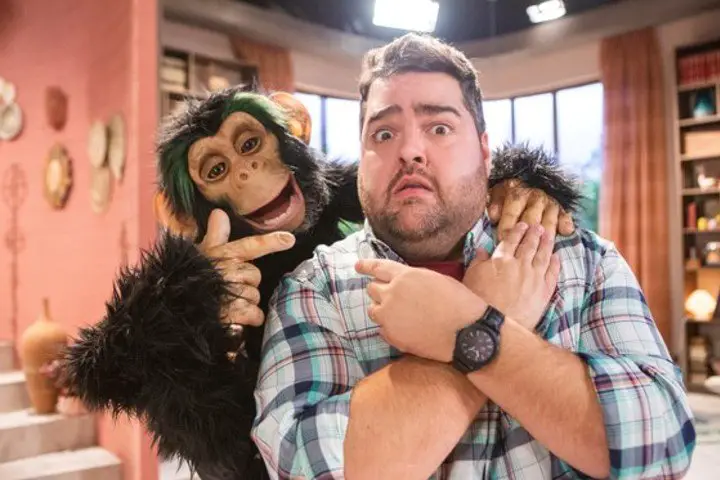 Darío Barassi graba serie para Disney+, con el chimpancé (un puppetronic), uno de los persoanjes de la sitcom.