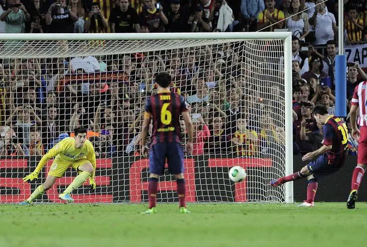 2013: Courtois le ataja un penal a Leo, en el Atlético de Madrid.