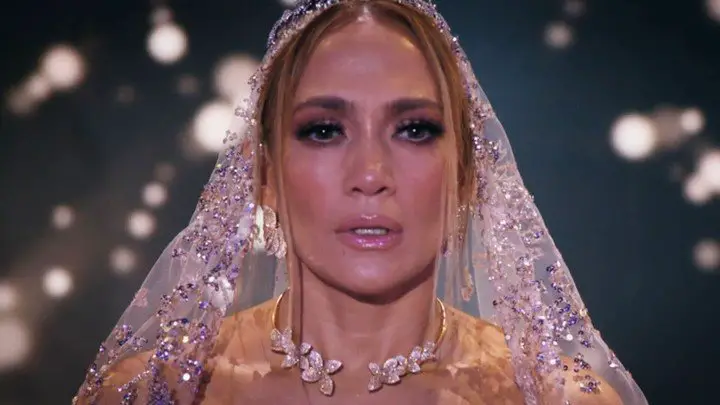 Qué cara, qué gesto. Jennifer Lopez se entera de que su novio (Maluma) la engañó, a segundos de decir "Sí, quiero". Foto UIP