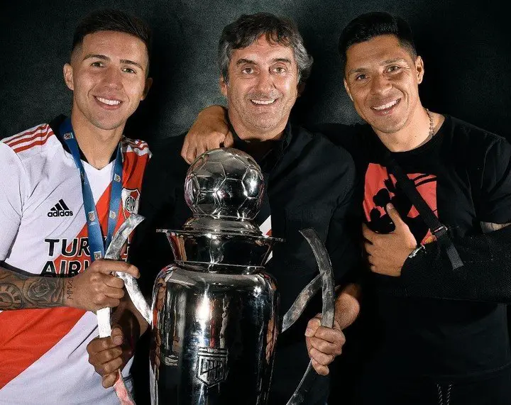 Los tres Enzo, con el trofeo. Foto: prensa River.
