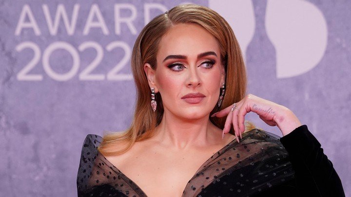Adele, en la alfombra roja de los Brit Awards. Foto AFP