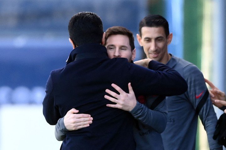 Leo y el abrazo con Nasser Al-Khelaïfi, el dueño del PSG que sueña con la Champions hace más de una década (AFP).