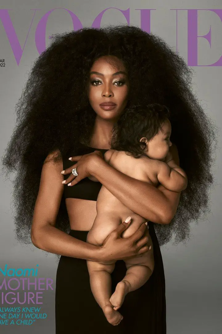 Naomi  Campbell, en la reciente edición británica de la revista Vogue, con su hija en brazos.