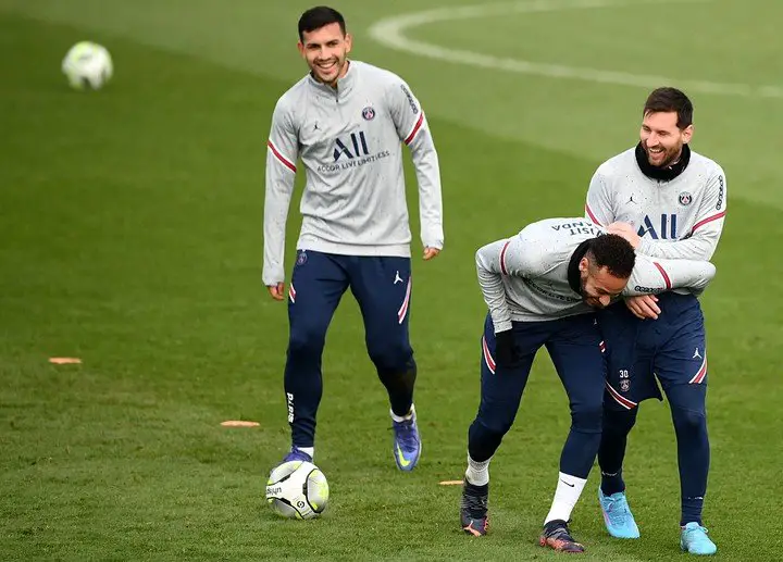 Ney, a pura risa con Messi y Paredes en Francia.