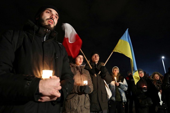 La gente en Polonia reza por la paz en Ucrania. (EFE)