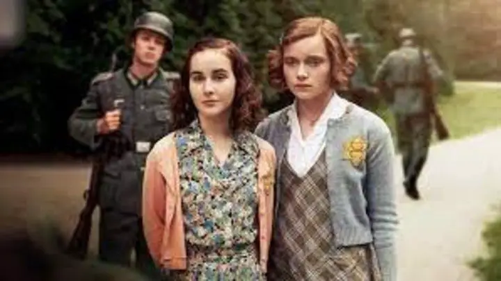 Ana y Hannah, en la Amsterdan ocupada por el nazismo, y previo a la separación de las amigas. Foto Netflix