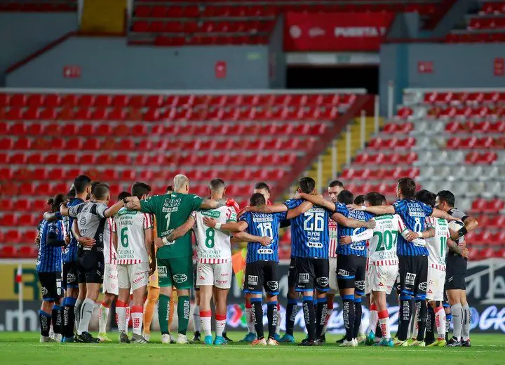 Los jugadores de Necaxa y Querétaro pararon el partido en el minutos 62 (Foto: EFE).
