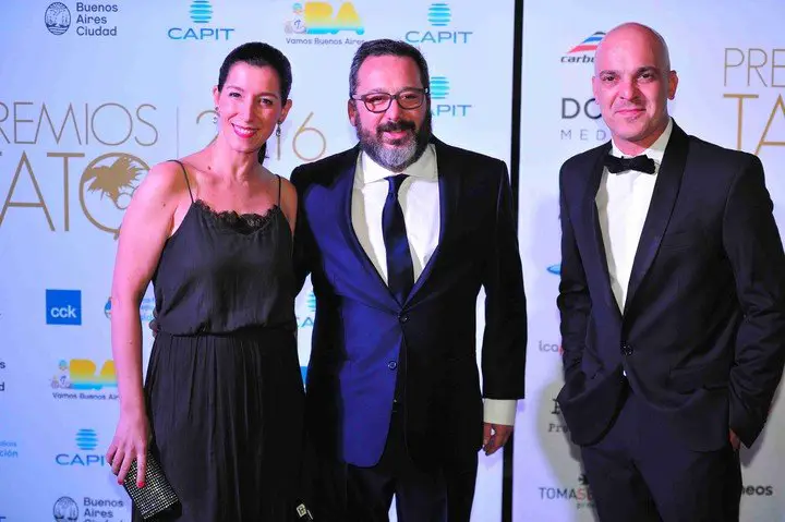 Gerardo Rozin y Eugenia Quibel en la entrega de los Premios TATO 2016 junto a Santiago Giorgini. Foto: Marcelo Carroll.