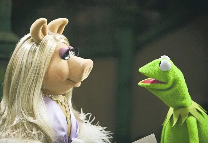 Miss Piggy y Kermit, en una escena de la vieja película "Los Muppets".
