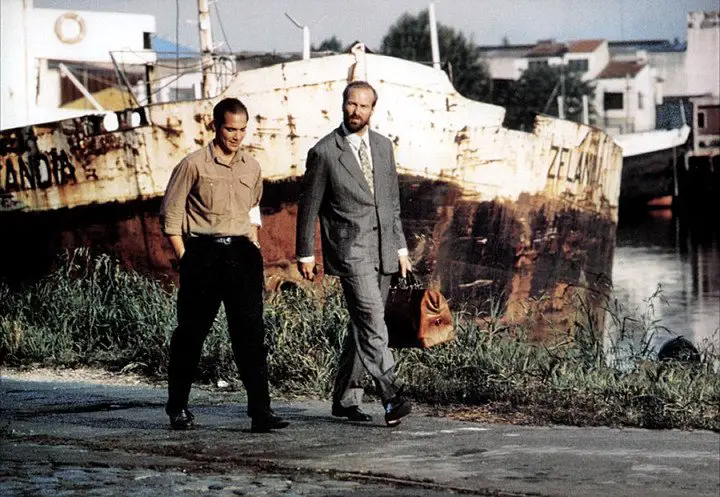 Caminando por La Boca. Con Jean-Marc Barr, rodando "La peste", de Luis Puenzo. Foto Archivo Clarín