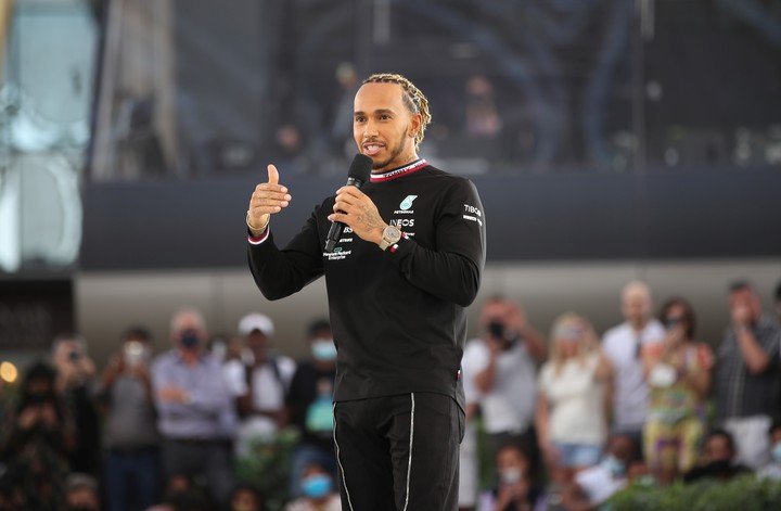 Lewis Hamilton en Dubái, durante la sesión de preguntas y respuestas (Foto: EFE).