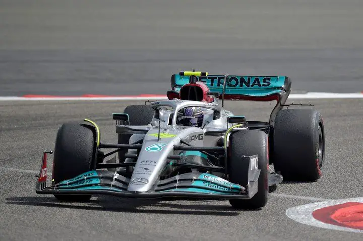 Lewis Hamilton durante las pruebas de la F1 (Foto: AFP).