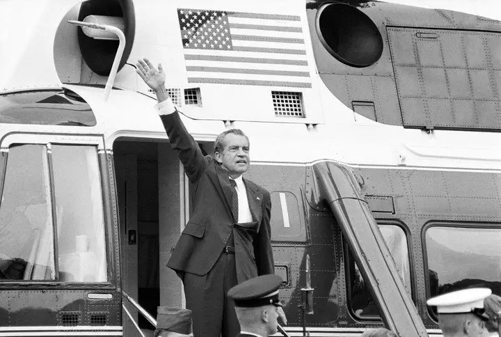 Richard Nixon al despedirse de la Casa Blanca, tras renunciar en 1974. Foto: AP