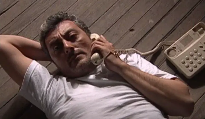 Claudio Rissi en una escena del primer capítulo de "Los simuladores".