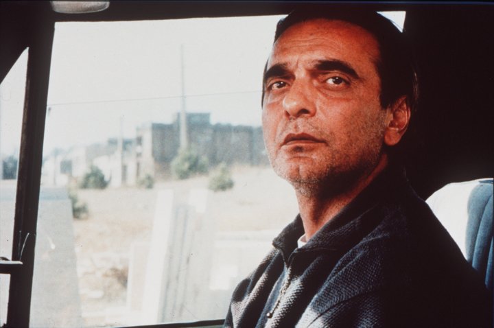 "El sabor de la cereza", de Abbas Kiarostami, llenaba el cine Lorca, en la Avenida Corrientes. Foto Archivo Clarín






CHERRY