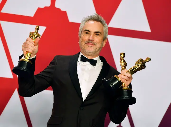 El mexicano la noche que "Roma" le dio tres Oscar: mejor director, película hablada en idioma extranjero y fotografía. Foto AP