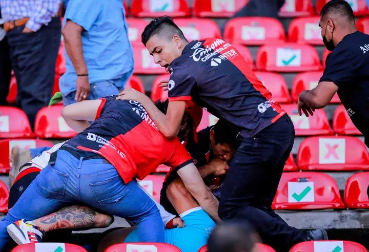 Lamentables escenas de la pelea entre barras en México.