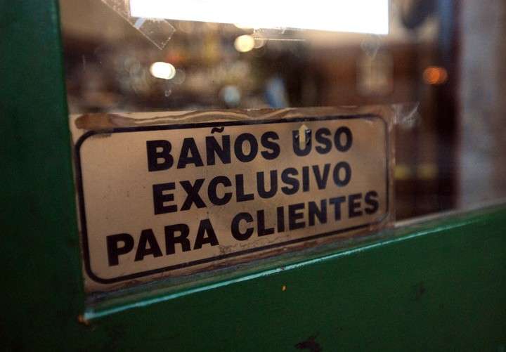 "El baño es exclusivo de los clientes". Un clásico de los clásicos. Foto: Fernando de la Orden.