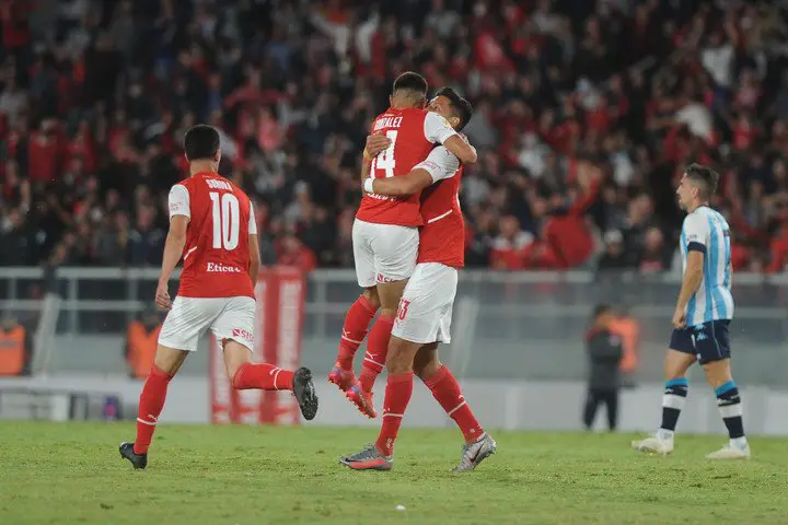 El abrazo tras la emoción de marcar su primer gol con Independiente en torneo local.

Foto: Juano Tesone