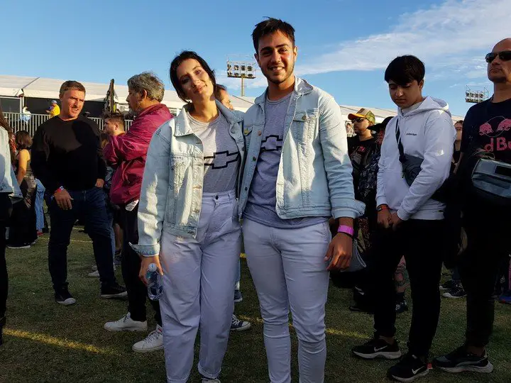 Una pareja que apostó al look combinado de total jean en el Lollapalooza 2022