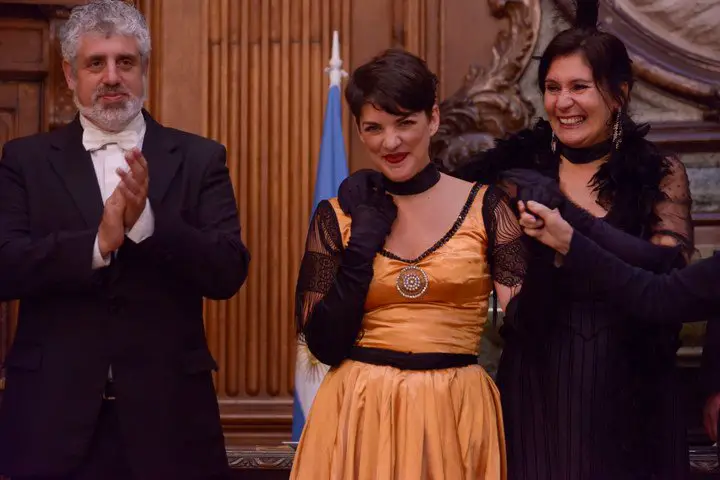 Darío Sayegh, Carolina Gómez y Laura Penchi en el acto de la Legislatura porteña que distinguió a Juventus Lyrica.