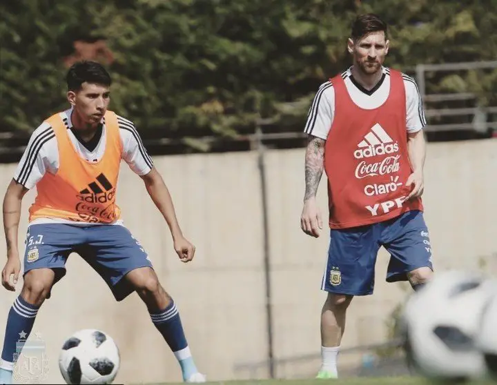 Molinas, con Messi en la Selección. Foto: @aaronmolinas16.