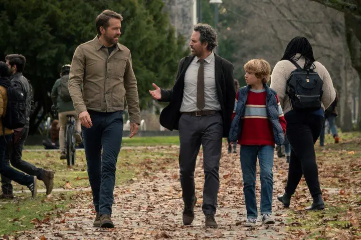 Junto a las dos versiones de su hijo Adam, Ryan Reynolds y Walker Scobell. Foto Netflix