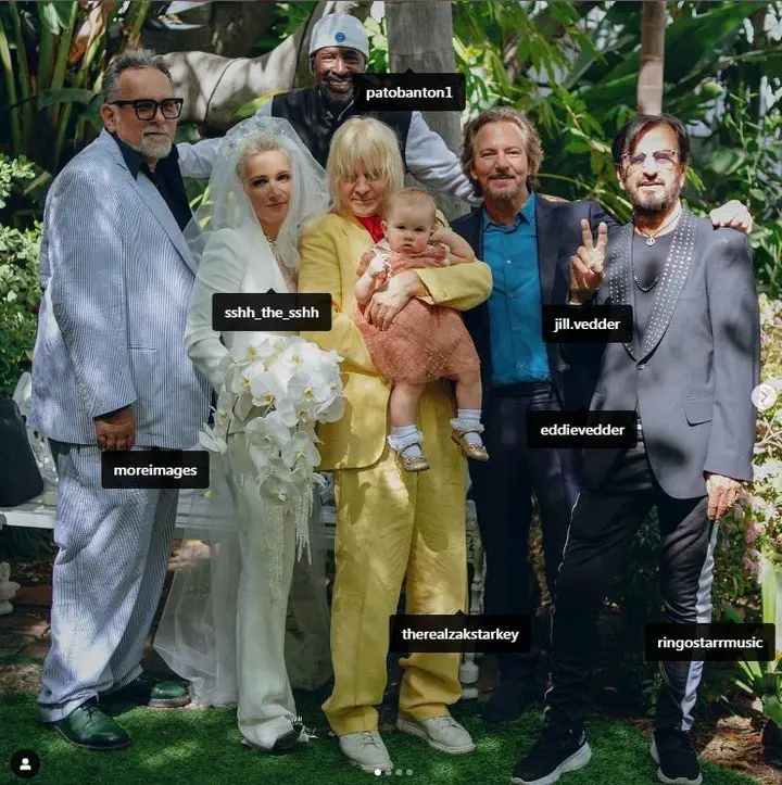 Zak y Sharna con los padrinos de boda, entre ellos Pato Banton, Ringo y Eddie Vedder. Foto IG