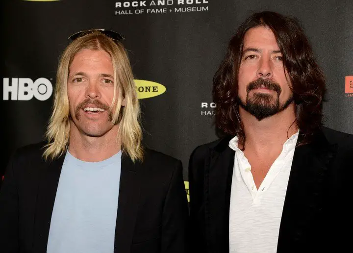 Taylor Hawkins y Dave Grohl en la ceremonia del  2013 Rock and Roll Hall of Fame induction. Foto: Reuters