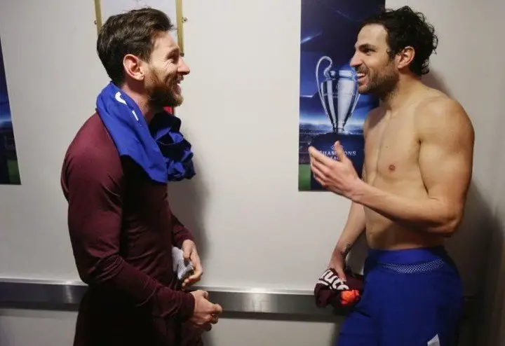 Messi y Fábregas, grandes amigos, charlando luego del partido.
