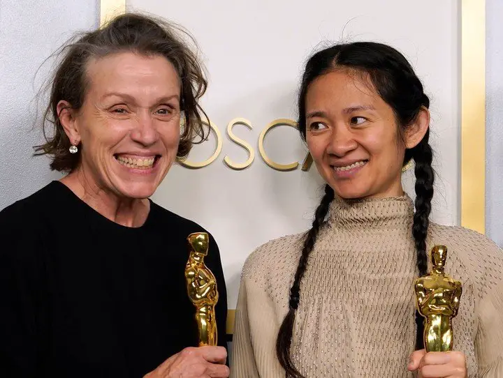 En 2021, las productoras Frances McDormand (también protagonista) y Chloé Zhao (a la vez, directora), con sus estatuillas al mejor filme por "Nomadland". AFP