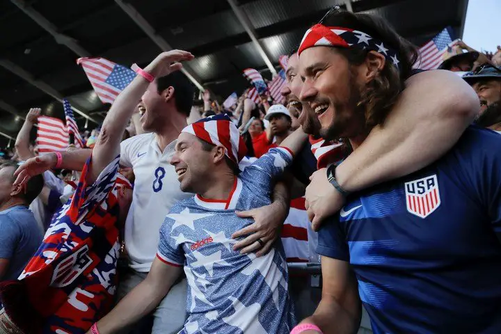 Los fans celebran la victoria estadounidense por Eliminatorias.