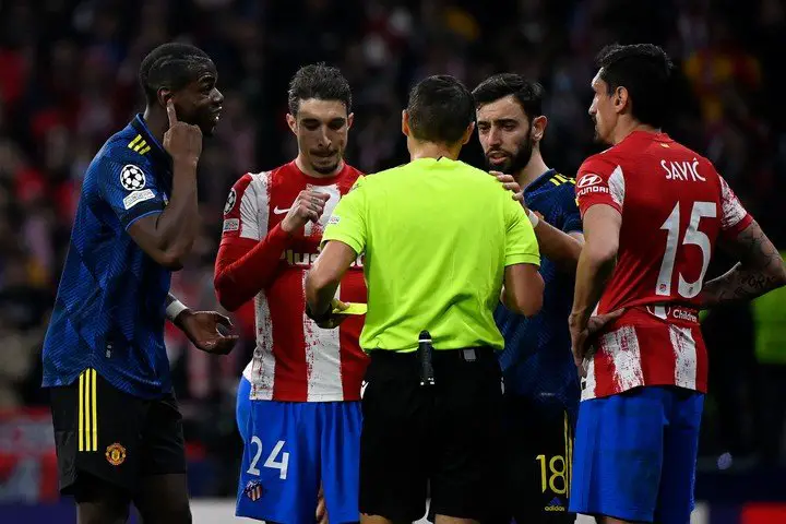 Ovidiu Hategan en el duelo entre el Atlético de Madrid y el Manchester United. (AFP)