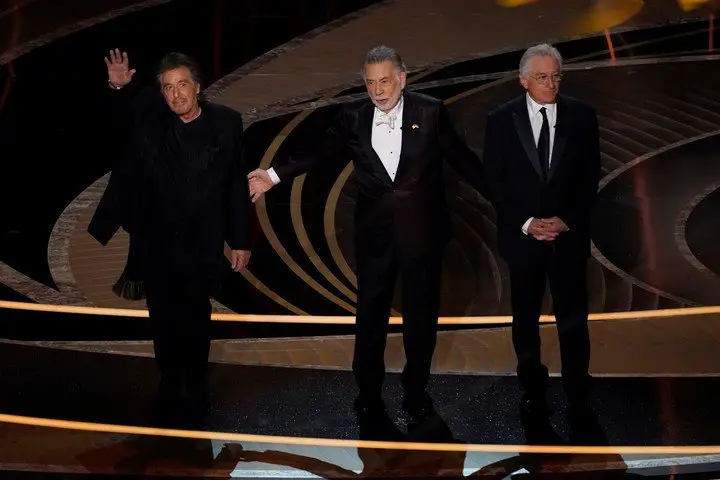 Buenos muchachos. Al Pacino, Francis Ford Coppola y Robert De Niro (que no actuó en la primera "El Padrino", que cumplía 50 años). Foto AP