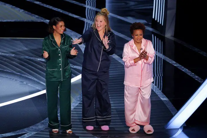 Las anfitrionas Regina Hall, Amy Schumer y Wanda Sykes. Foto Reuters/Brian Snyder